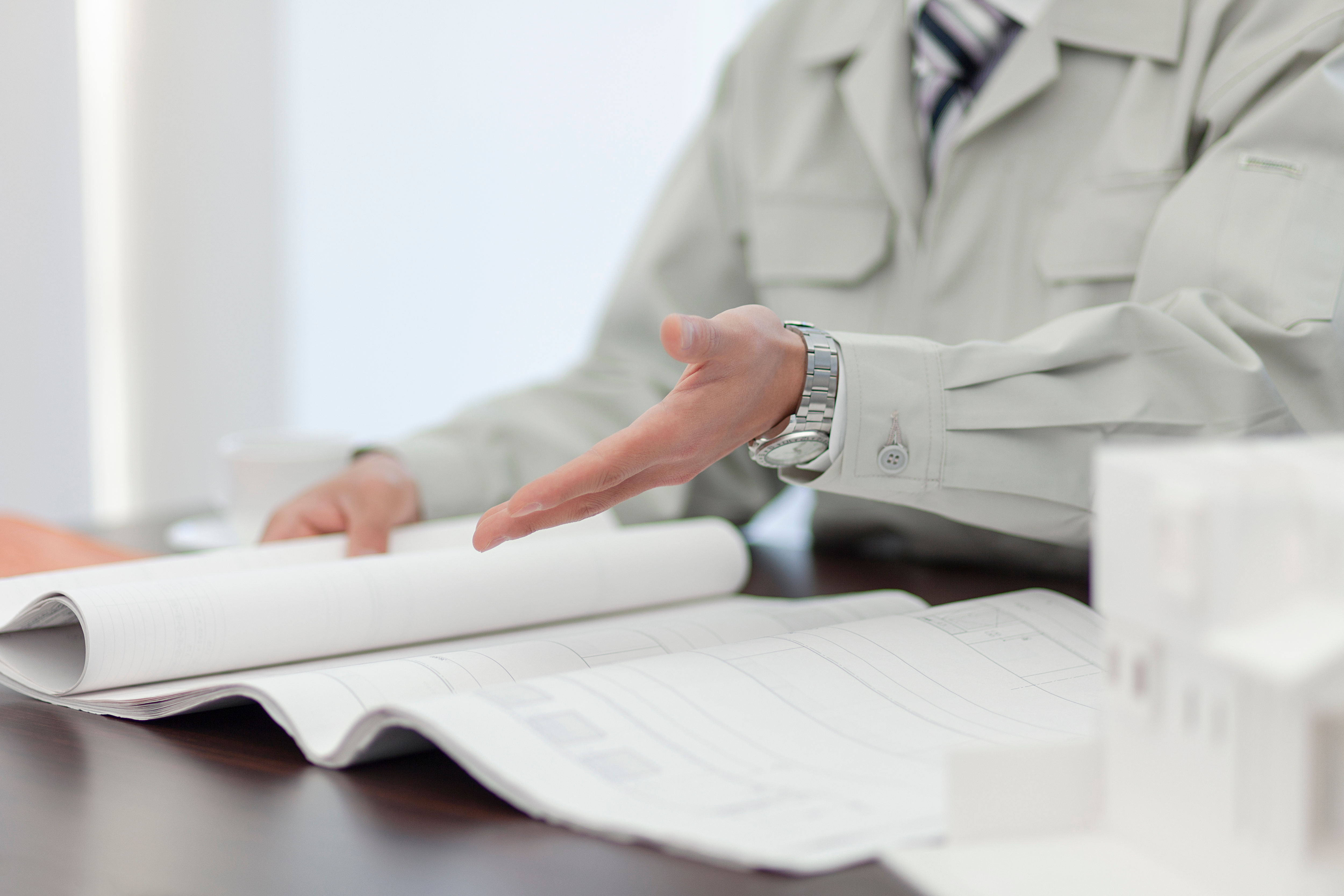 打ち合わせをする作業着姿の男性